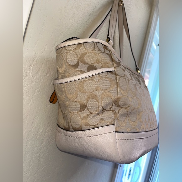 Coach Park Signature Cream and White Bag with side pockets and dust bag - Picture 4 of 15
